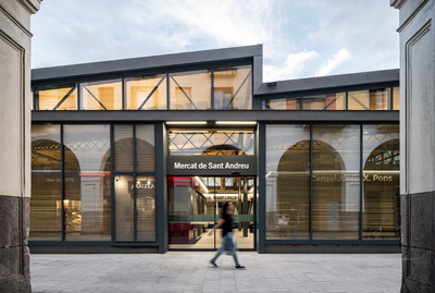 Foto: Simón García vista d'una de les façanes del mercat
