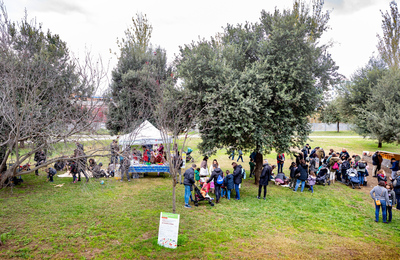Participants a la jugateca del parc del Canal de la Infanta