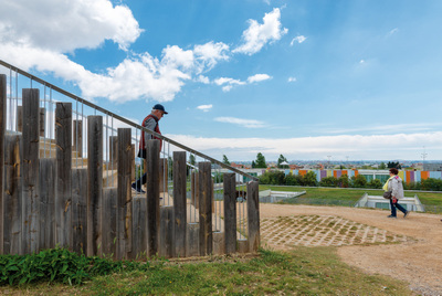 Escala que connecta dues zones del parc