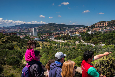 Un grup de persones observant les vistes des del mirador del parc