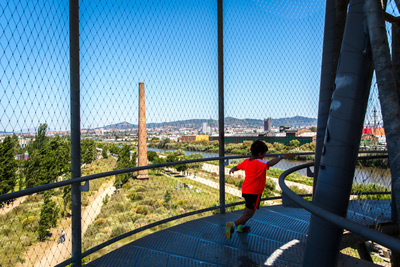 Un nen a la torre que fa de mirador del parc