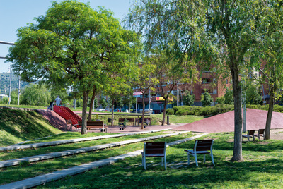 Bancs amb la zona de jocs infantils al fons