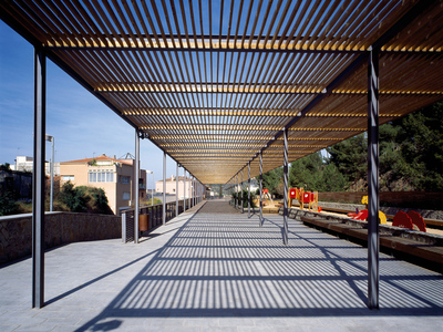 Zona d'ombra al costat de la zona de jocs infantils