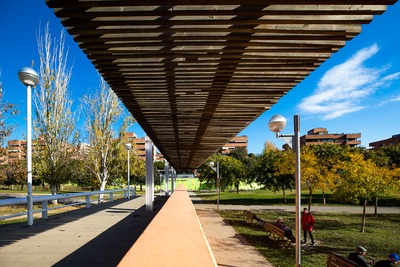 Zona d'ombra i descans al parc