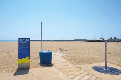 Persones banyant-se a la platja un dia d'estiu