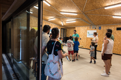 Un grup de persones dins de l'aula ambiental del parc