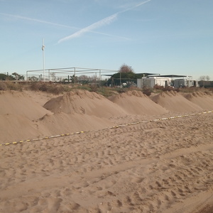 Treballs de generació de noves dunes a les platges