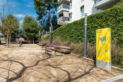 Zona de descans amb la senyalització del parc