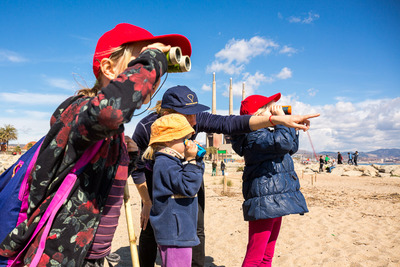 Nens i nenes fent observacions a la platja
