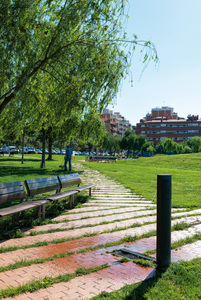 Font i zona de descans amb bancs