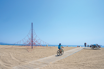 Banyistes i socorrista a la platja del Litoral