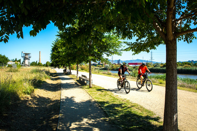 Un tram del camí de bicicletes que voreja el riu