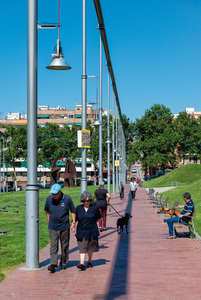 Diverses persones passejant per un dels camins del parc