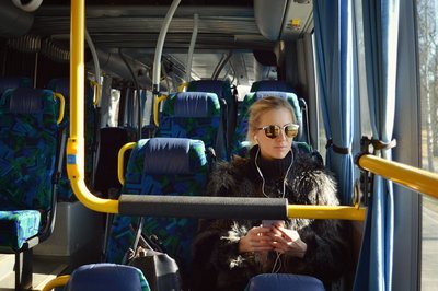 Dona dins d'un bus