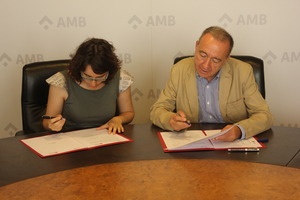 Antoni Poveda i Mercedes Vidal durant la signatura