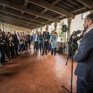 Benvinguda d'Alfred Bosch als assistents a les jornades "espais llindar" i "regeneració urbana" al MUHBA