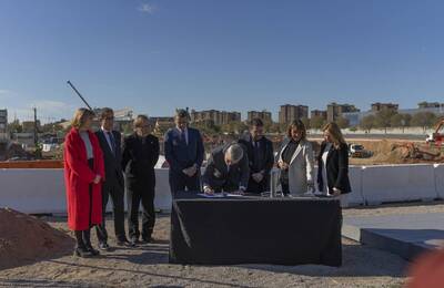 Representants polítics durant la celebració de l'inici d'obres