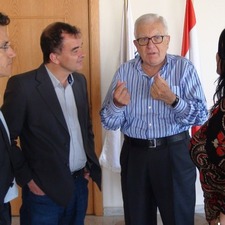 L'alcalde de El Mina Abdel Qader Alameddin i Alfred Bosch conversen sobre les necessitats de la municipalitat costanera i quins projectes poden ajudar a la localitat.