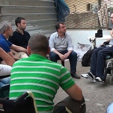 L'alcalde de El Mina Abdel Qader Alameddin i Alfred Bosch conversen sobre les necessitats de la municipalitat costanera i quins projectes poden ajudar a la localitat.
