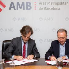 Antoni Poveda i Manuel Burdiel signant l'acord