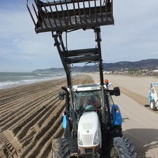 Tractor realitzant el llaurat
