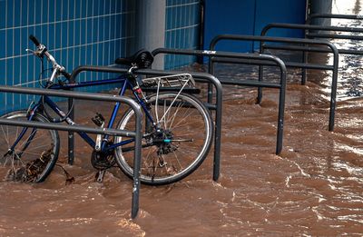 Aparcament de bicicletes inundat per pluges
