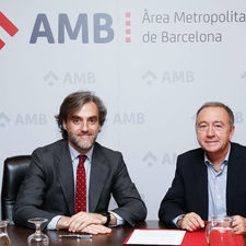 Antoni Poveda i Manuel Burdiel signant l'acord