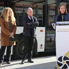 Maite Aymerich, alcaldesa de Sant Vicenç dels Horts intervé durant la presentació de la nova línia de bus urbà