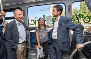 Antoni Poveda i Damià Calvet al viatge de prova del primer bus elèctric de Sant Cugat