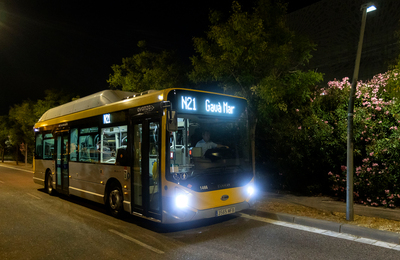 Un autobus de la nova línia N21 circulant de nit
