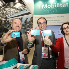 D'esquerra a dreta: Poveda, Rull i Vidal amb la T-Mobilitat