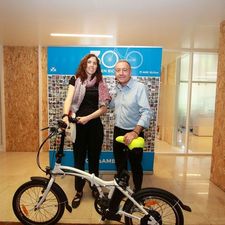 Laia Guillament rep la bicicleta elèctrica de mans d'Antoni Poveda
