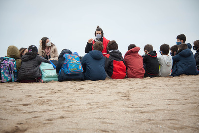 Grup d'escolars a la platja