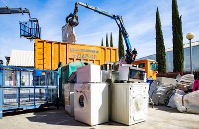 IMG Electrodomèstics en una deixalleria i operari sobre una grua