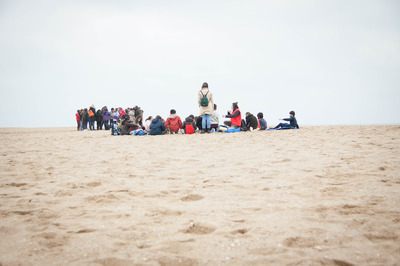 Grup d'escolars asseguts a la platja