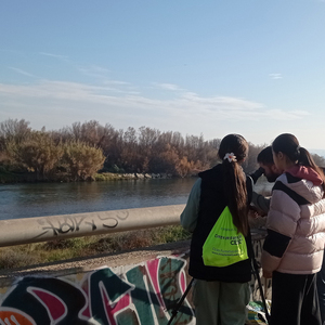 Dues noies mirant el riu