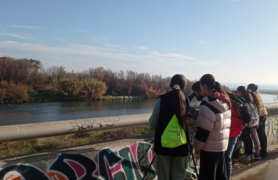 IMG Dues noies mirant el riu