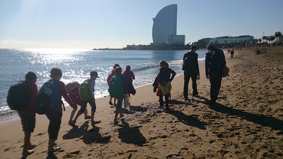 Alguns dels participants de l'activitat a la platja