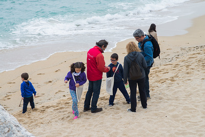 Alguns dels participants de l'activitat a la platja