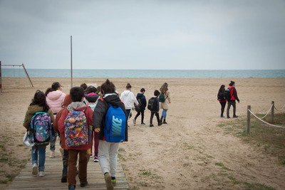 Grup d'escolars a la platja