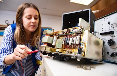 IMG Dona reparant un petit electrodomèstic