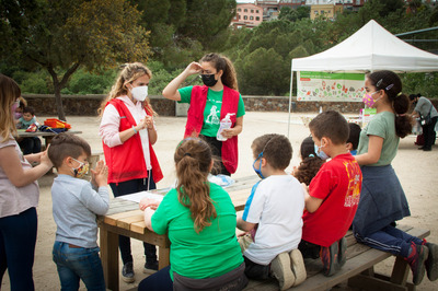 Les educadores expliquen l'activitat