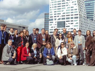 Un grup de persones posen per la fotografia a les escalinates d’un edifici modern