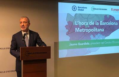 Collboni es dirigeix als assistents des del faristol