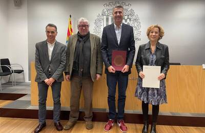 Els presents a la signatura davant posen davant de càmera