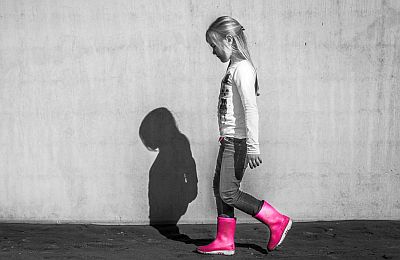 Nena en blanc i negre amb botes d'aigua en color rosa