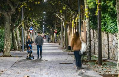 Persones passejant per la nit