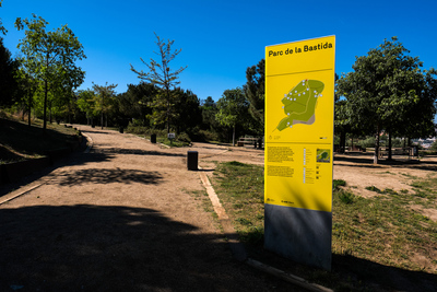 Cartell de senyalització al parc