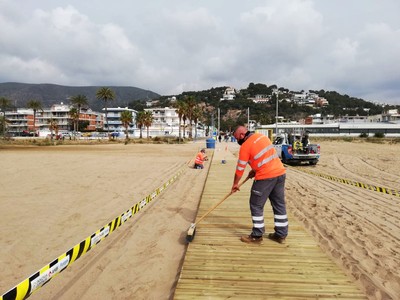 Tasques de renovació de les passeres de les platges