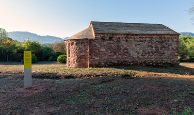 L'ermita amb la senyalització en primer pla